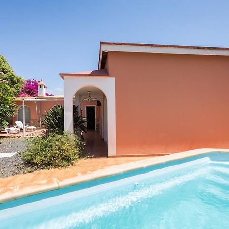 Home2Book Quiet Villa With Private Pool Triquivijate エクステリア 写真