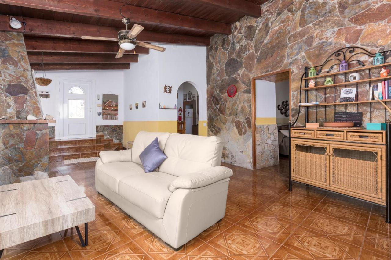 Home2Book Quiet Villa With Private Pool Triquivijate エクステリア 写真