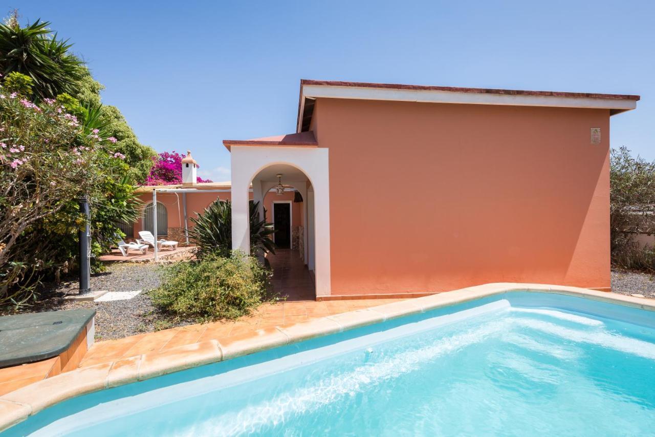 Home2Book Quiet Villa With Private Pool Triquivijate エクステリア 写真