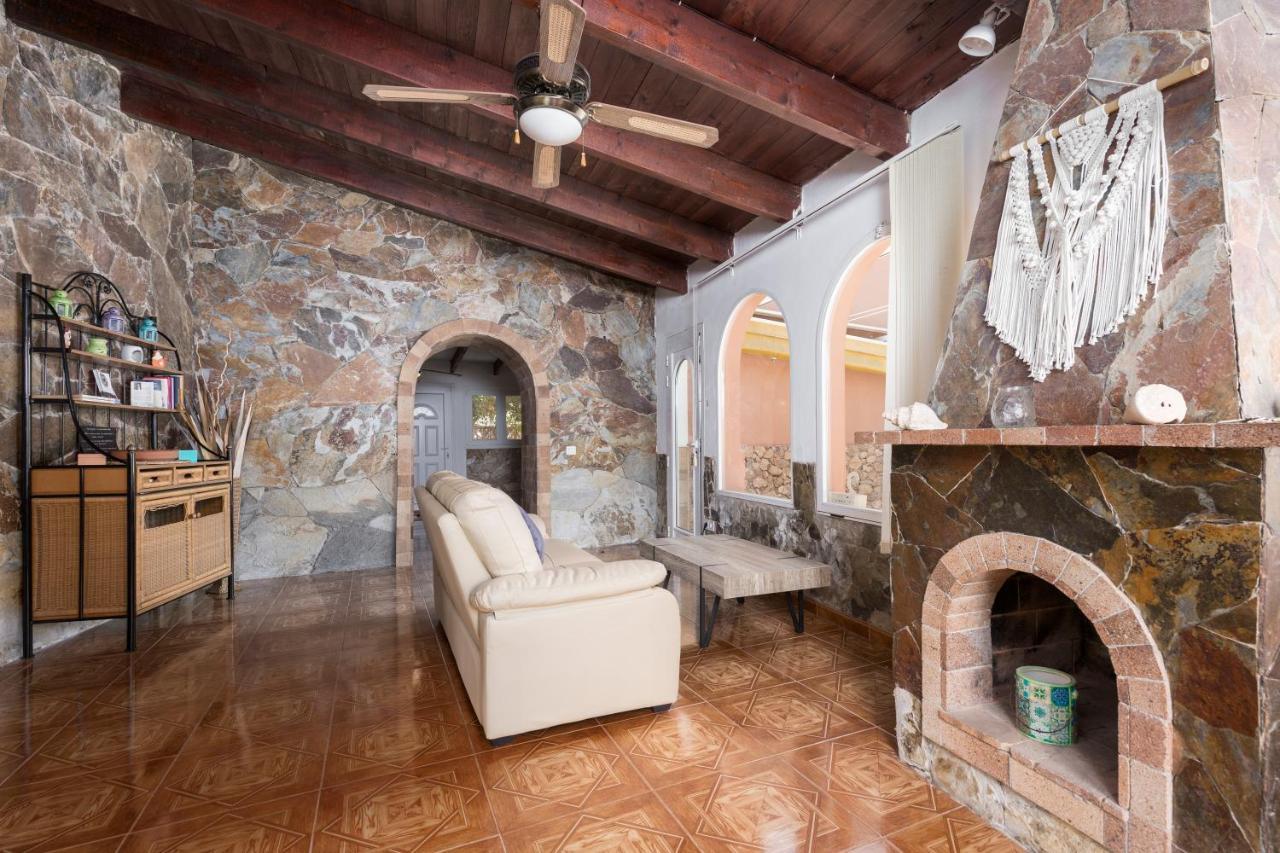 Home2Book Quiet Villa With Private Pool Triquivijate エクステリア 写真