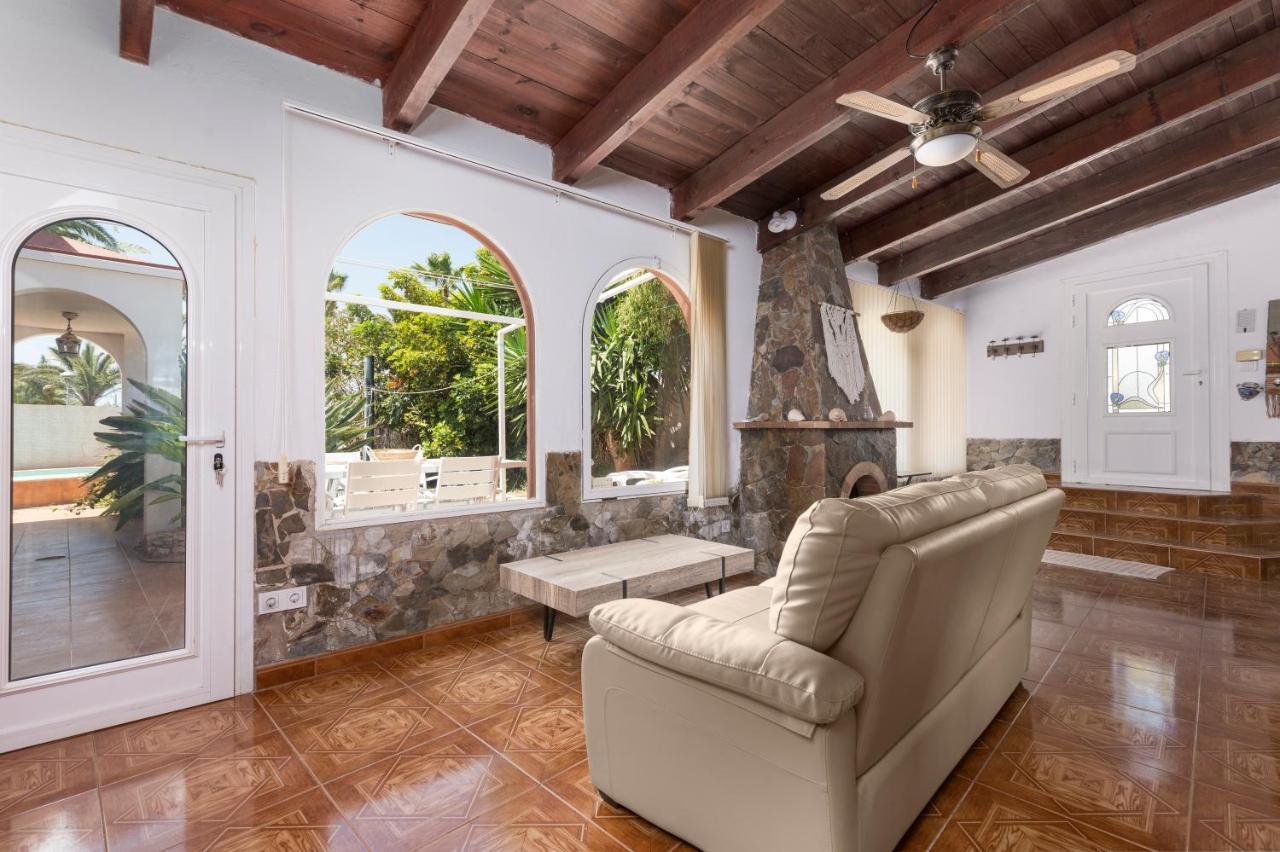 Home2Book Quiet Villa With Private Pool Triquivijate エクステリア 写真