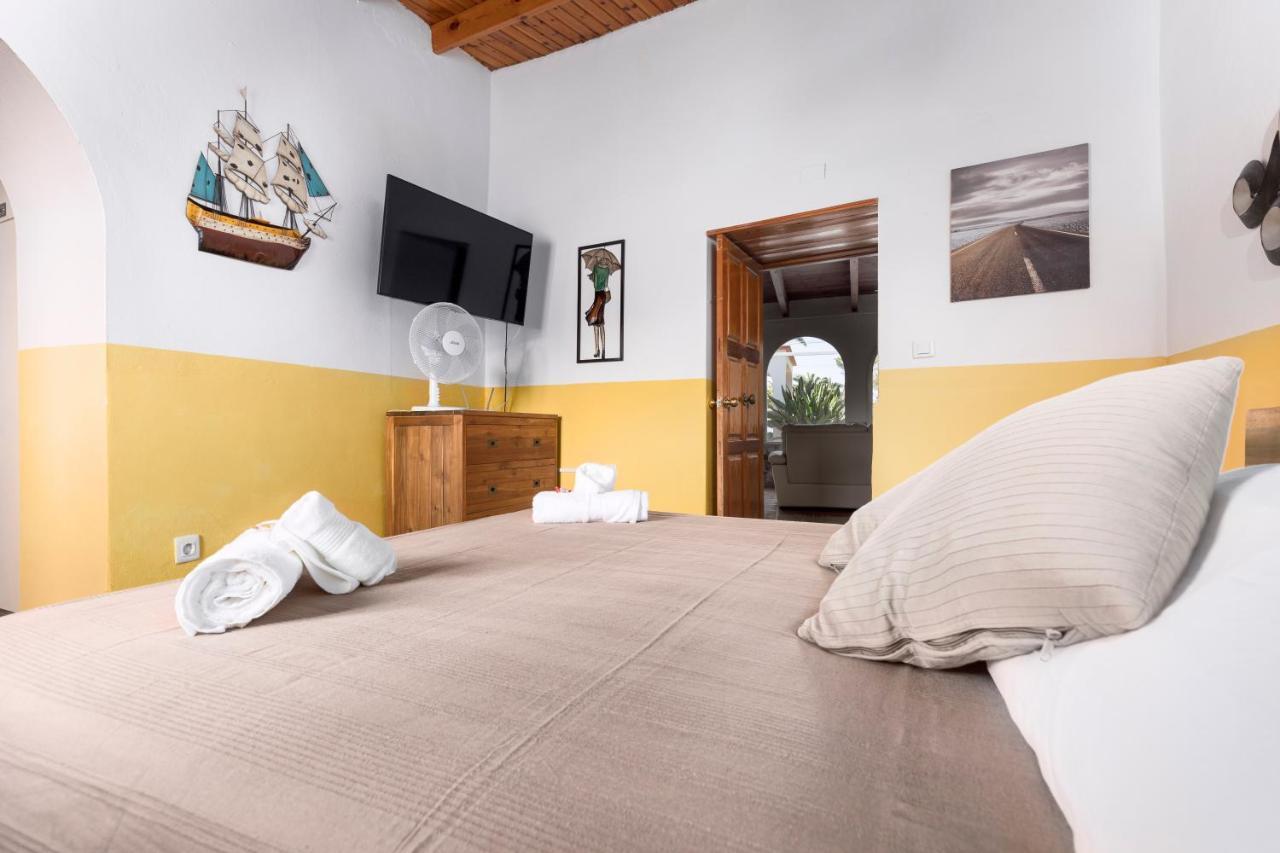 Home2Book Quiet Villa With Private Pool Triquivijate エクステリア 写真